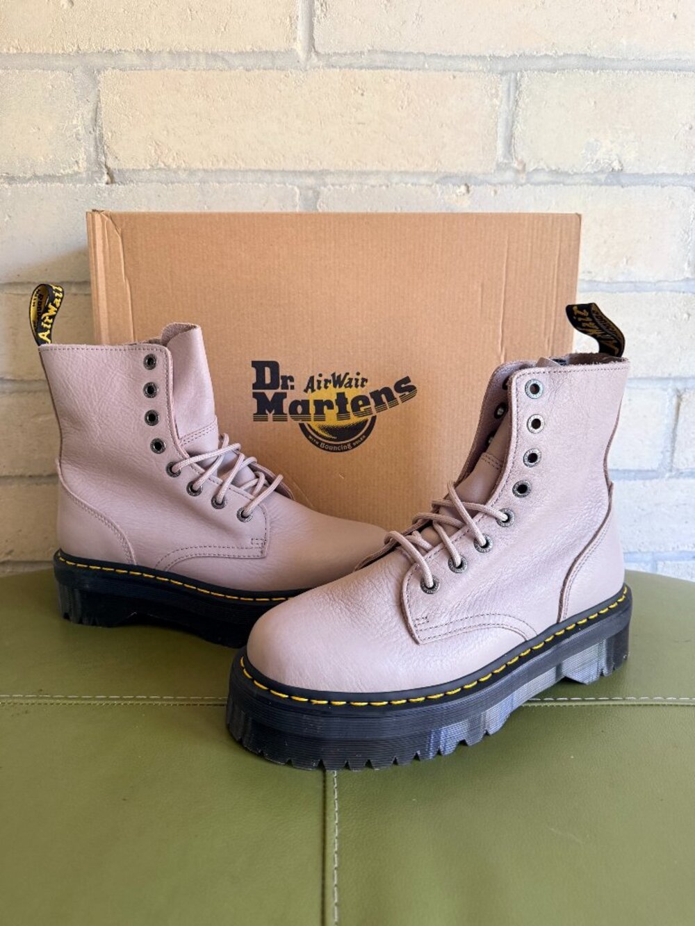 Dr. Martens Jadon vintage taupe combat boot size US W 11 / M 10 / UK 9 NIB
